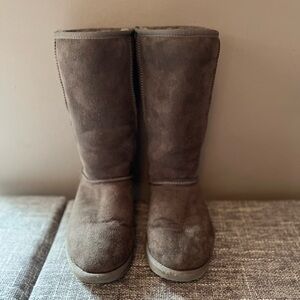 Ugh Gray Classic Boots 8